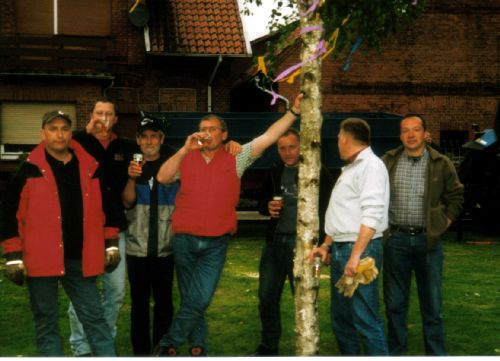 Maibaumpflanzer 2007.jpg